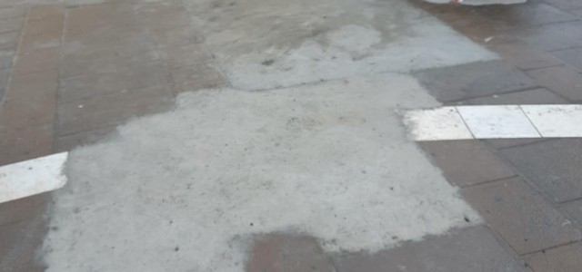 Rappezzamenti d'asfalto al posto delle basole a San Leonardo. La denuncia di Stefano Veraldi