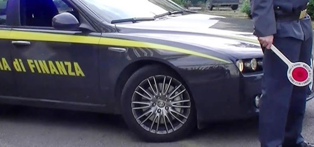 Tenta di investire finanzieri all'alt, aveva marijuana: arrestato 25enne calabrese