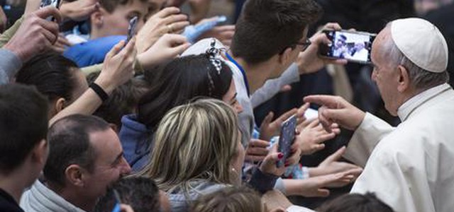 Il Papa a sorpresa visita una scuola alla periferia di Roma