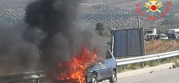 Auto in transito va a fuoco nel Catanzarese, illeso il conducente (FOTO)