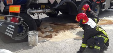 Perdita da autocisterna contenente sostanza altamente infiammabile, intervengono vigili del fuoco