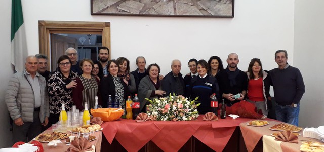 La signora Costanza Brescia va in pensione, festa a sorpresa al Comune di Borgia
