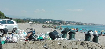 Bagno tra i rifiuti a Roccelletta di Borgia