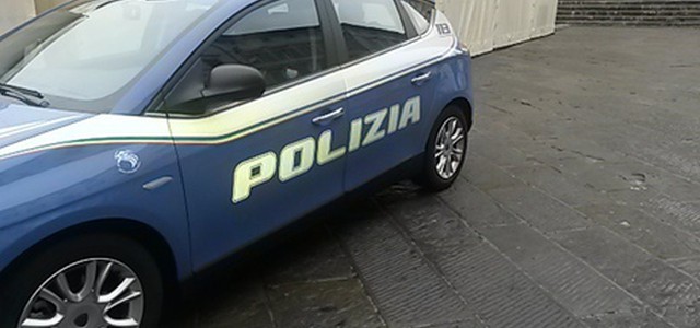 Dimentica figlia in auto, salvata dalla polizia