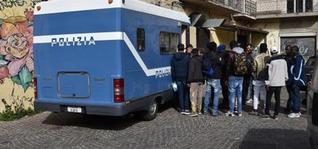Questura di Crotone, indumenti sequestrati donati a bisognosi