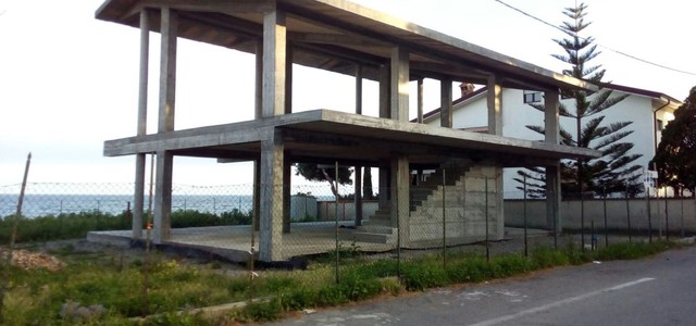 Sequestrato fabbricato realizzato con variazioni essenziali rispetto al progetto 