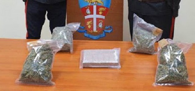 Sorpreso in auto sulla statale 106 con 2 kg di droga, arrestato 28enne