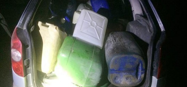 Fermata auto con un arsenale di arnesi da scasso e passamontagna