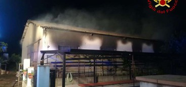 In fiamme deposito di scarpe - necessario l'intervento di due squadre di Vigili del Fuoco