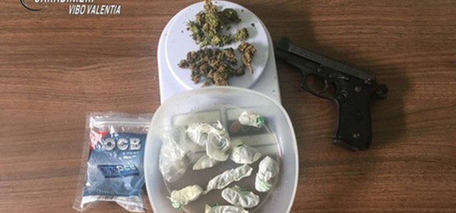 Droga e "scacciacani", denunciato 17enne