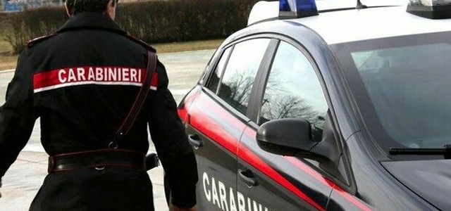 Armato di coltello rapina una parafarmacia nel Cosentino, carabinieri alla ricerca del colpevole
