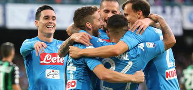 Il Napoli vince e torna solo in vetta