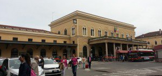Gira in vestaglia scoprendo genitali ed insulta agenti Polfer, catanzarese denunciato a Bologna 