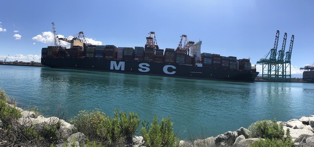 Al porto di Gioia Tauro una delle portacontainer più grandi del mondo