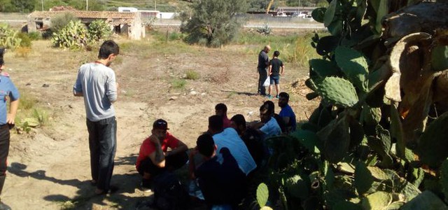 Migranti in barca a vela sbarcano a Roccella Jonica