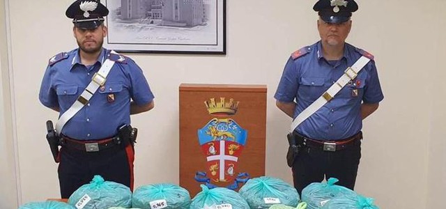 Sorpreso con 10 kg di marijuana in auto, arrestato 27enne