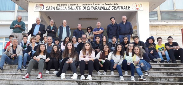 I ragazzi delle scuole medie solidali con il sindaco