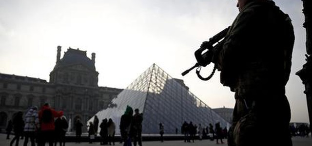 Parigi, militare spara vicino al Louvre: avvistato nei pressi uomo con coltello