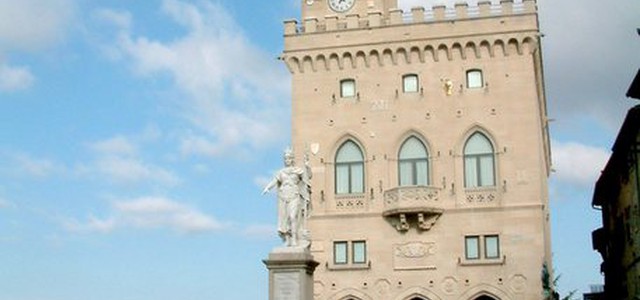 Compagno si suicida, lei ruba arma e si spara