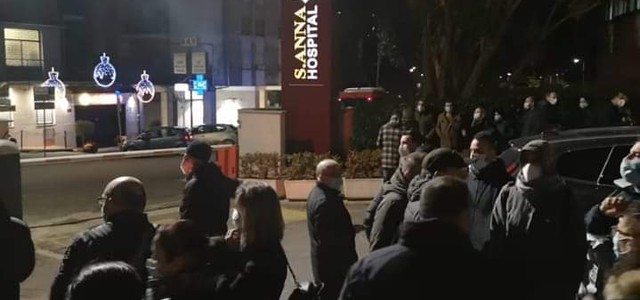 S.Anna senza accreditamento, i dipendenti fuori dalla struttura nella notte di Natale