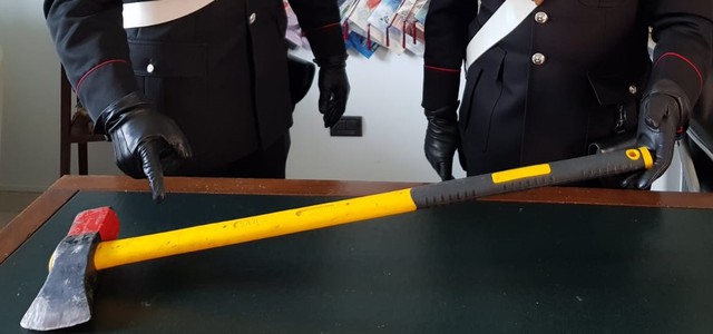 Colpisce il vicino con un'ascia, misura restrittiva per 55enne