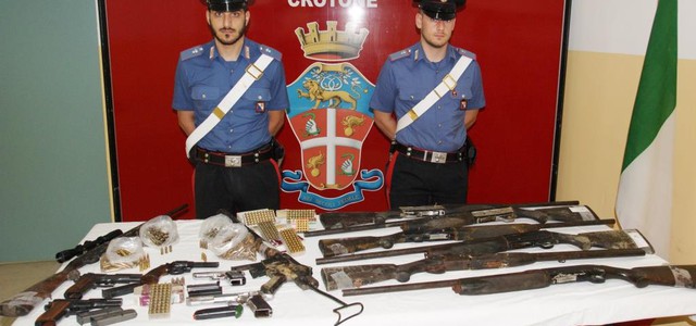 Scoperte 13 Armi e oltre 800 proiettili, due arresti a Cutro