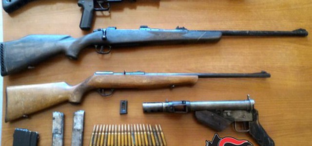 Mitra e carabine in cantina, due arresti