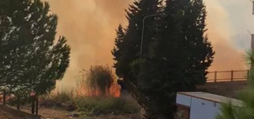 Grosso incendio alle porte della città di Crotone (VIDEO)