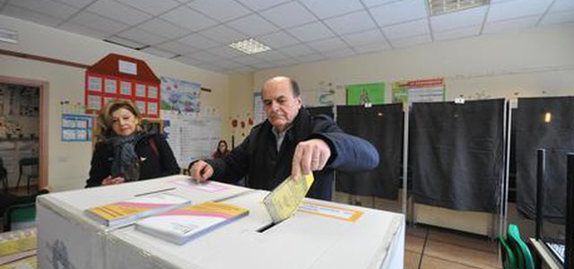 Bersani infila da solo schede nell'urna lasciando tagliando