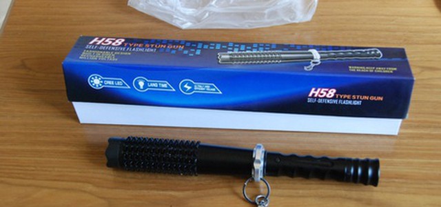 Vendono taser per strada, denunciati
