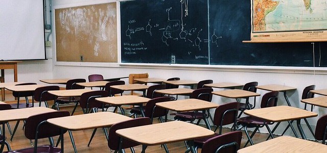 Violenza fisica e verbale sui bambini, arrestata maestra elementare