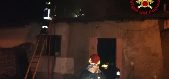 Incendio in una casa nel Cosentino, due persone tratte in salvo