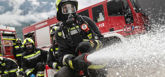 Crotone: Bombola gas esplode durante spegnimento rogo, illesi vigili