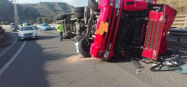 Flash News :  ( FOTOGALLERY)Tir si ribalta  Germaneto, il VIDEO dei soccorritori