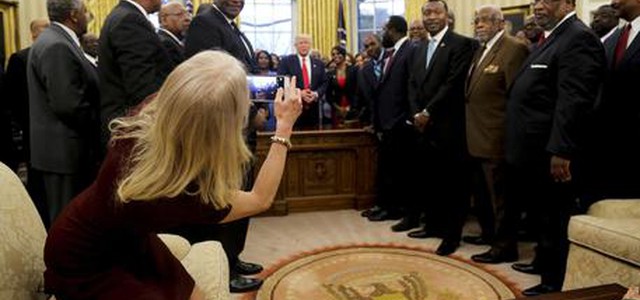 Le stranezze di Kellyanne, la consigliera di Trump