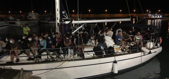 Migranti, 70 intercettati su barca a vela in Calabria