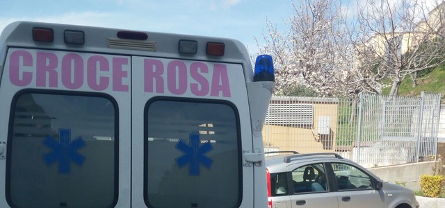 "Ambulanze in sosta davanti aree riservate per il parcheggio dei disabili al Pugliese-Ciaccio"