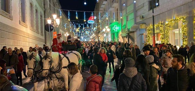 SARA’ TRE VOLTE NATALE , IL PROGRAMMA DI DOMANI DOMENICA 22 DICEMBRE