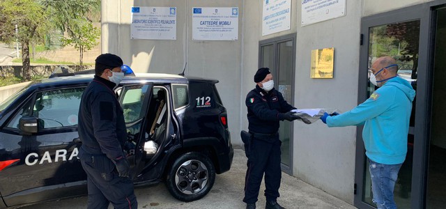 Anche i carabinieri di Corigliano consegnano i computer a quattro studenti