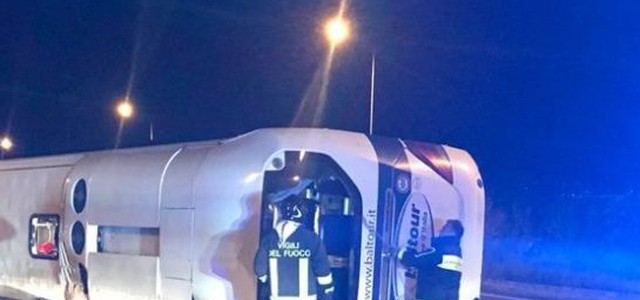 Si ribalta autobus sull'A2 nel reggino, 15 feriti