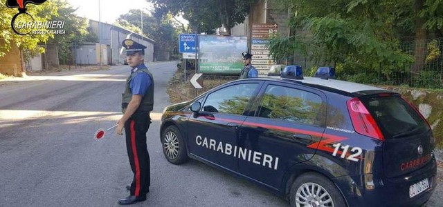 Non si fermano all'alt dei Carabinieri e tentano di travolgerli, arrestati dopo inseguimento