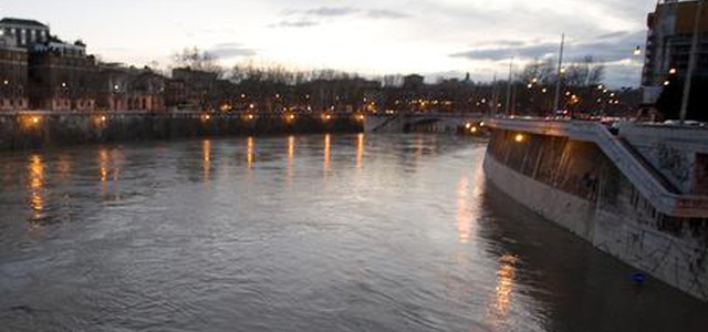 Turista cade su banchina Tevere e muore