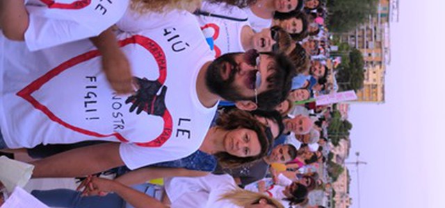 Una fiaccolata a Lido per chiedere libertà di scelta sulle vaccinazioni (VIDEO)