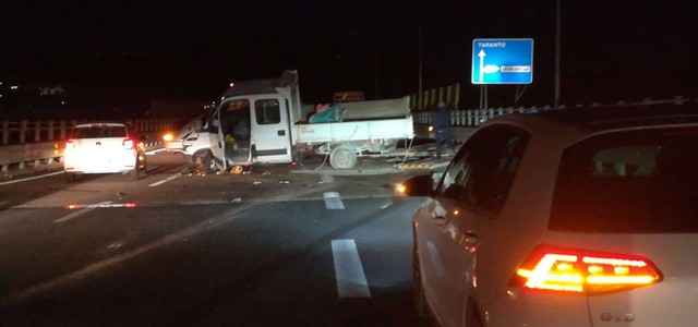Scontro furgone-auto sulla 106 a Catanzaro (VIDEO)
