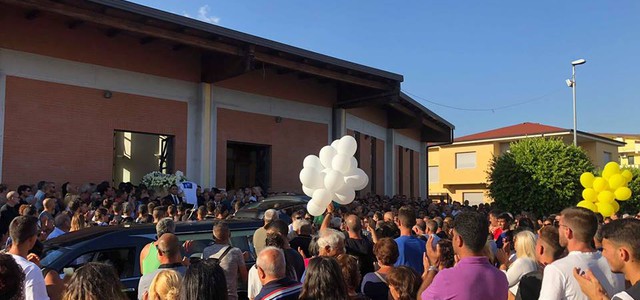 L'ultimo saluto a Raffaele: celebrati funerali giovane morto in incidente sulla S.S. 106