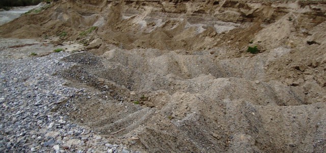 Sequestrato un deposito di materiali inerti sottratti dall’alveo del fiume Neto