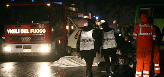 Incidente mortale, donna di 35 anni muore sul colpo: illesi figli minori
