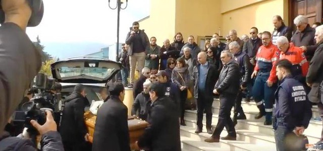 Strage familiare a Rende, celebrati i funerali (VIDEO)