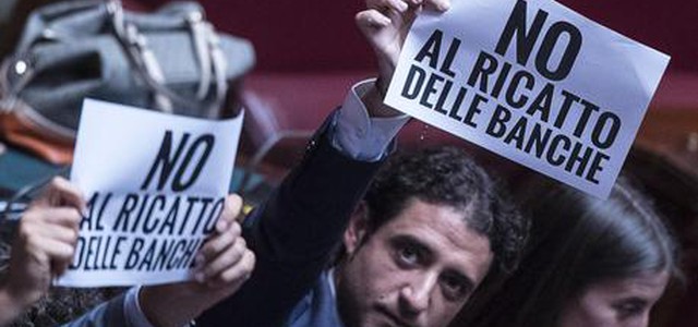 Banche venete: bagarre in Aula, M5S lancia soldi finti