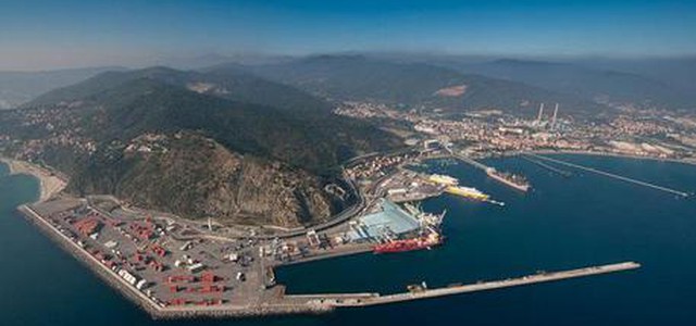 Nave portacontainer finisce su scogli